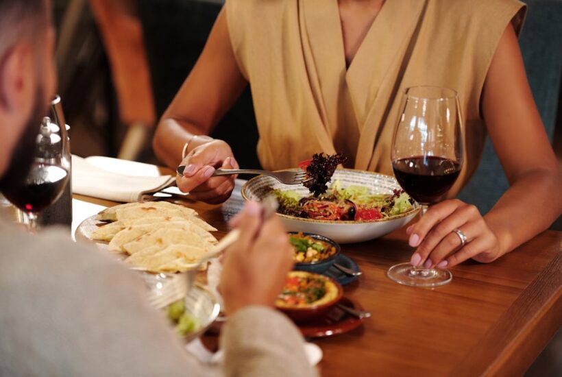 Speed Dating - Consentido Foto de Jep Gambardella httpswww.pexels.comes-esfotohombre-en-traje-marron-chaqueta-tenencia-copa-de-vino-5086619